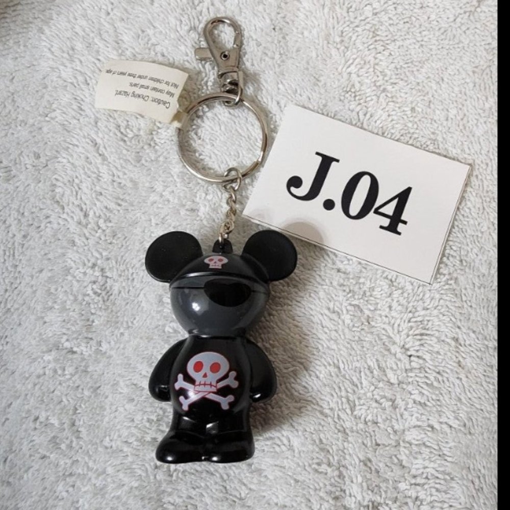 J.004- Disneyland Mickey Mouse black grey pirate patch skull key chain bag charm